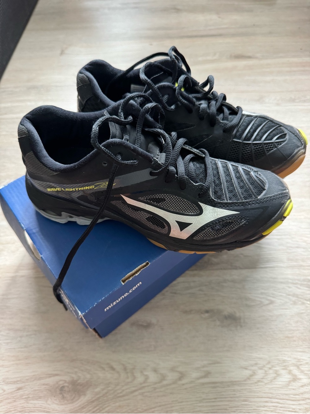 Mizuno Black Men’s Running Sneakers with Yellow Accents